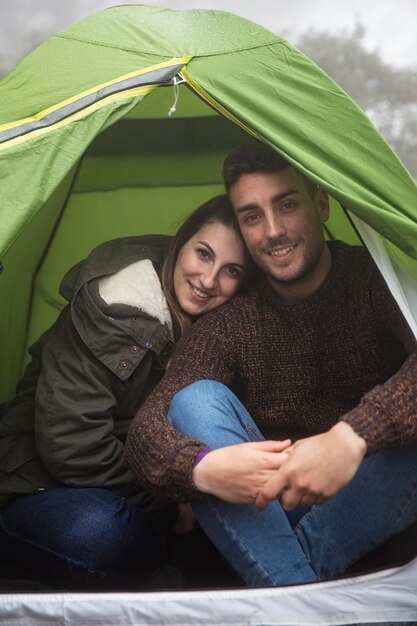 Plano medio pareja feliz posando