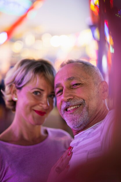 Plano medio pareja feliz selfie