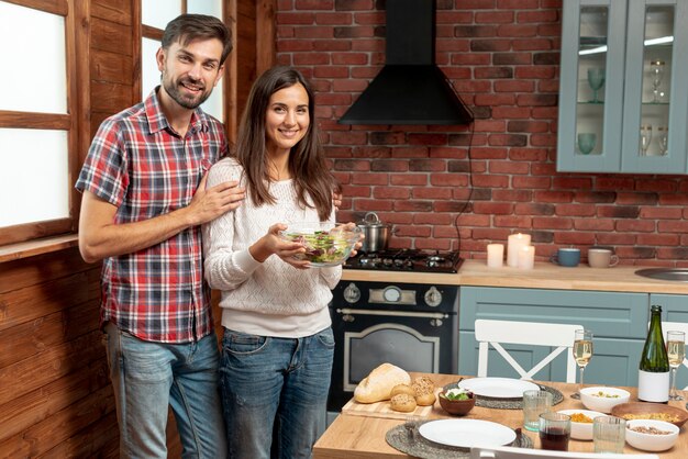 Plano medio pareja feliz con tazón de comida