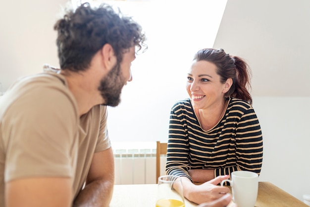 Plano medio de pareja hablando