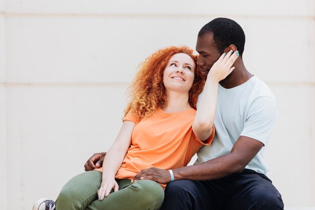 Plano medio de pareja interracial amorosa