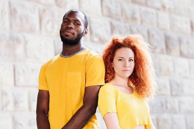 Plano medio de pareja interracial combinando ropa
