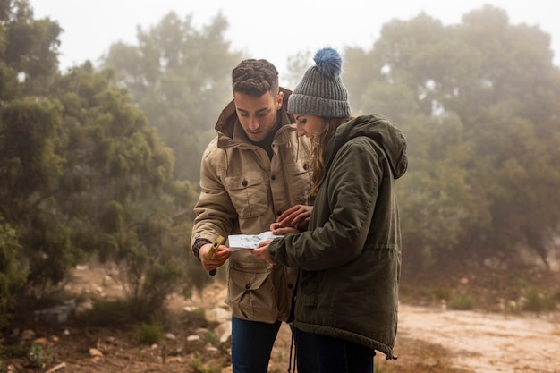 Foto gratuita plano medio pareja mirando en el mapa