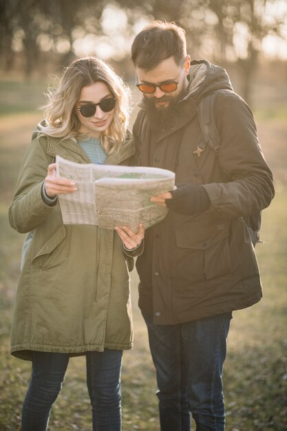 Plano medio pareja mirando el mapa