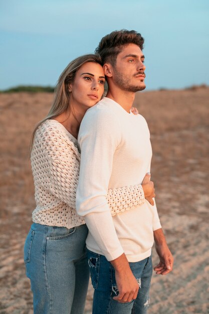 Plano medio de la pareja mirando a otro lado