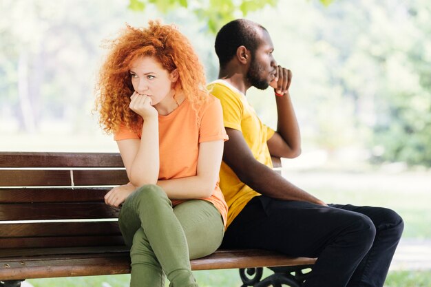 Plano medio de pareja molesta en el parque