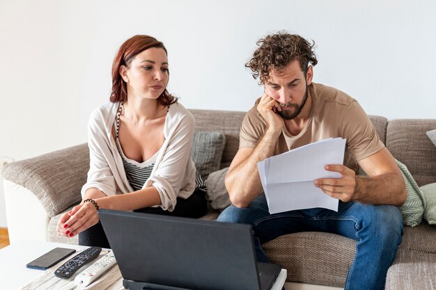 Plano medio de una pareja pensando en algo