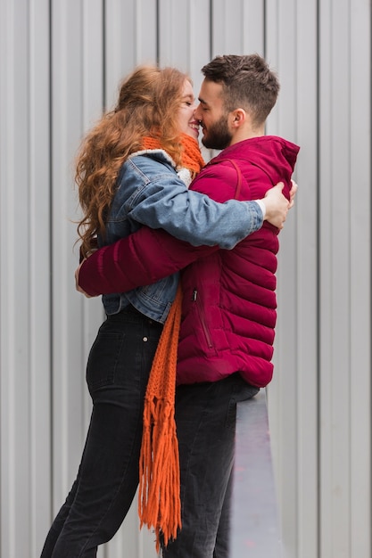 Foto gratuita plano medio de pareja romántica abrazando