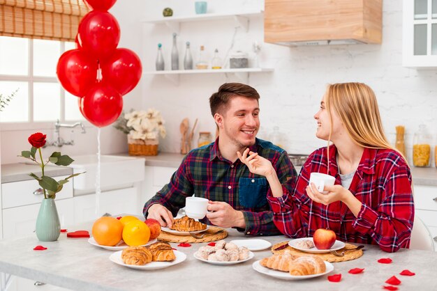 Plano medio pareja sonriendo en el interior