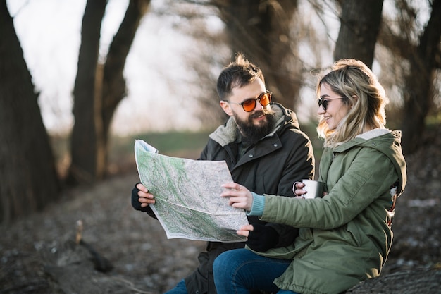 Plano medio pareja sosteniendo mapa