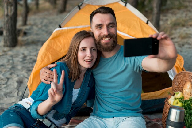 Plano medio de pareja tomando un selfie