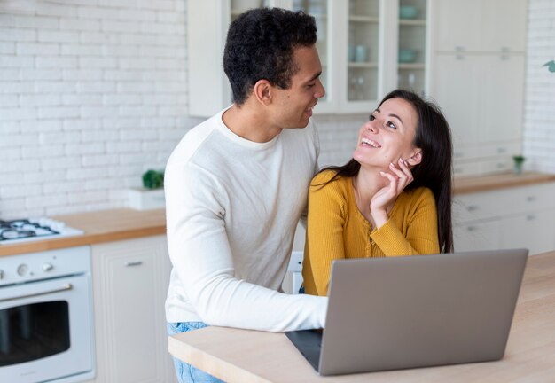 Plano medio de pareja usando laptop