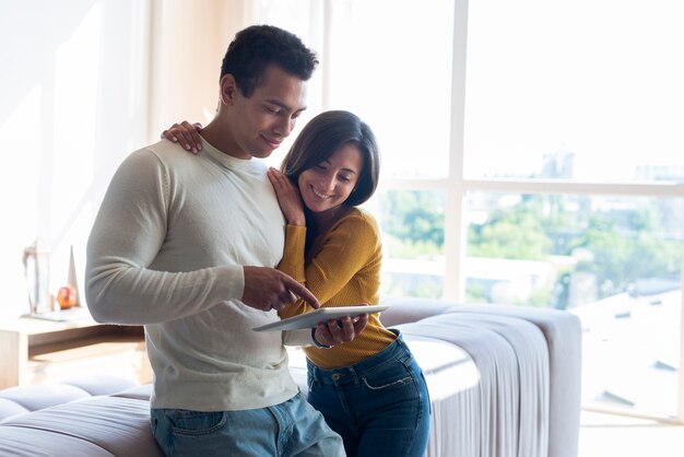 Plano medio de pareja usando tableta