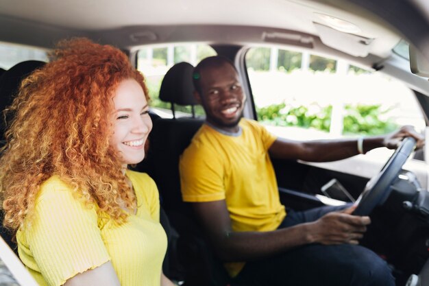 Plano medio de pareja en un viaje en coche