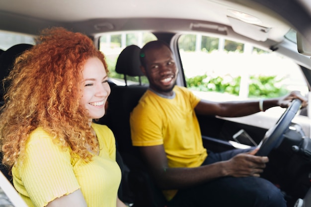 Plano medio de pareja en un viaje en coche