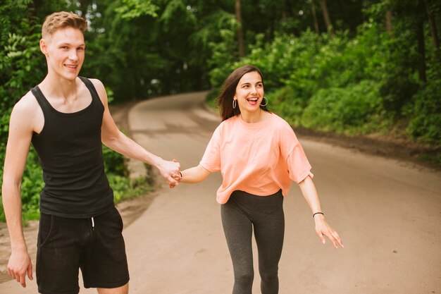 Plano medio personas felices cogidos de la mano