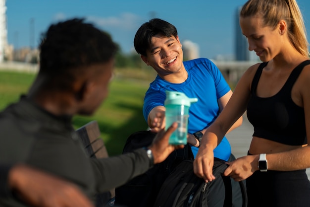 Foto gratuita plano medio personas en forma al aire libre