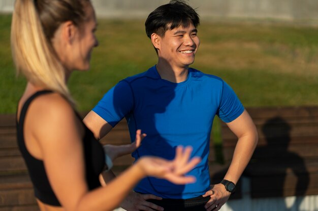 Plano medio personas en forma al aire libre