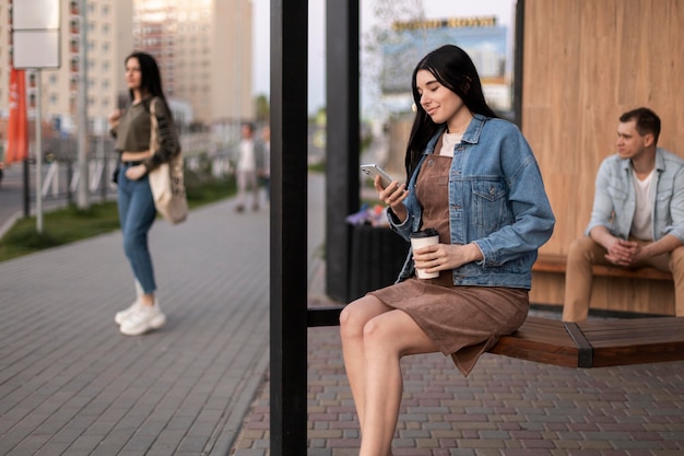 Foto gratuita plano medio personas sentadas al aire libre