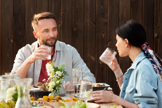 Foto gratuita plano medio personas sentadas a la mesa