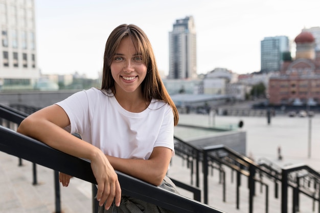 Plano medio retrato de una bella mujer posando en las escaleras