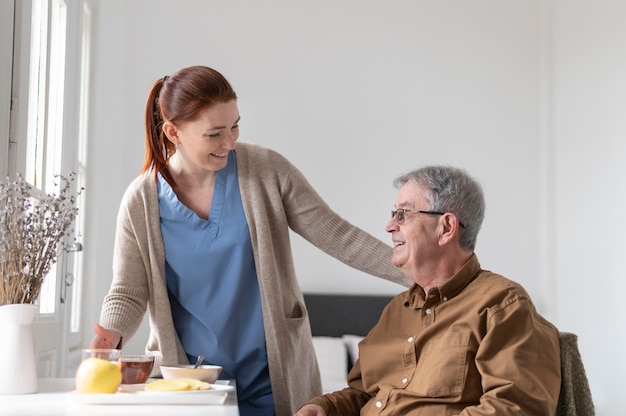 Plano medio sonriente de hombre y mujer