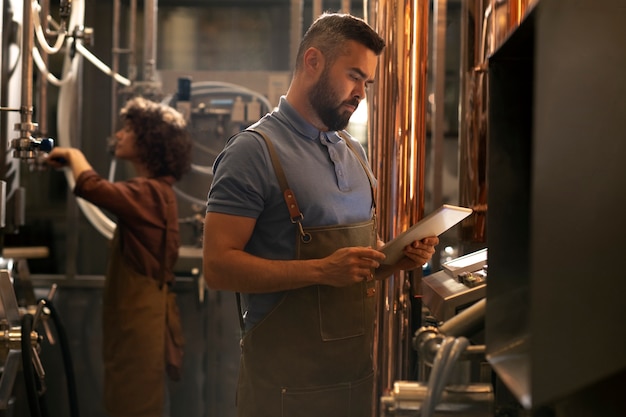 Plano medio trabajando en fabrica de cerveza