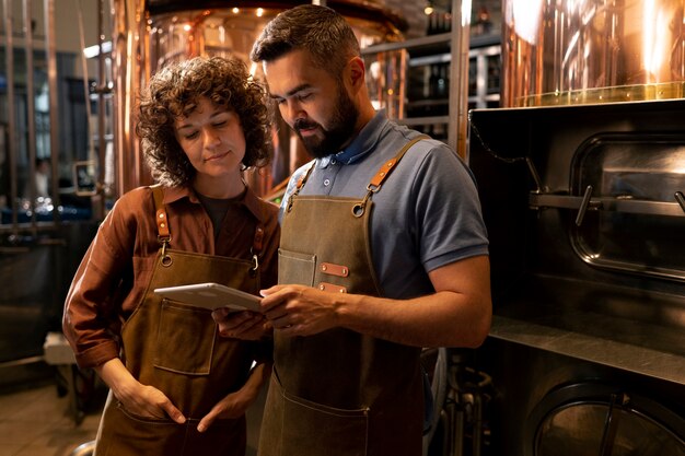 Plano medio trabajando en fabrica de cerveza