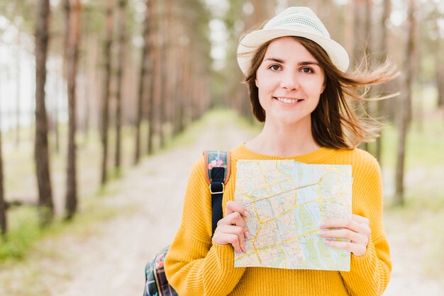 Plano medio del viajero solitario con mapa.