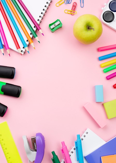 Plano de papelería de regreso a la escuela con manzana y lápices de colores