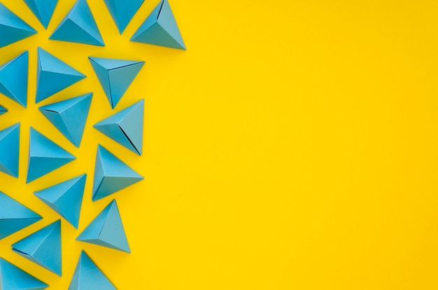 Plano de pirámides de papel de colores vibrantes con espacio de copia