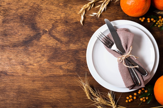 Plano de platos para la cena de acción de gracias con espacio de copia y cubiertos