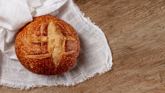 Foto gratuita plano pone delicioso bollo sobre fondo de madera