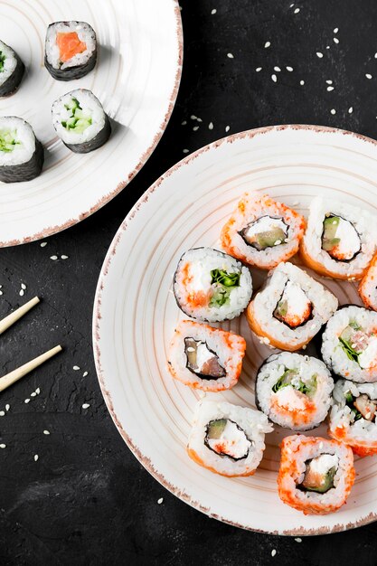 Plano pone delicioso sushi en plato