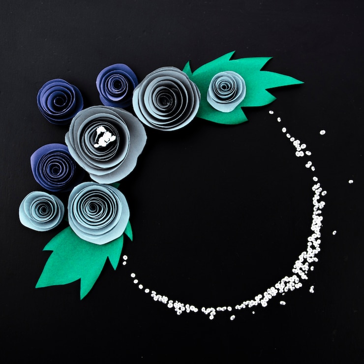 Foto gratuito plano pone elegante marco floral sobre fondo negro