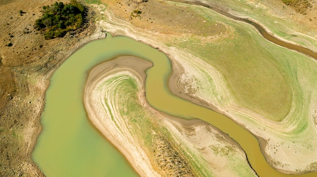 Plano pone hermoso curso de río tomado por drone