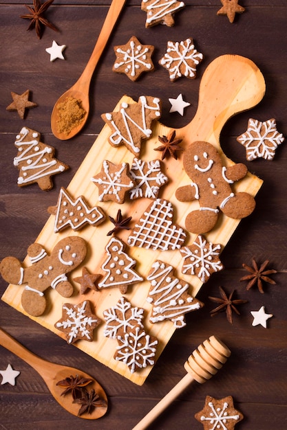 Foto gratuita plano de selección de galletas de jengibre para navidad