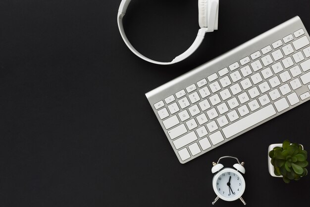 Plano de teclado y auriculares en el escritorio