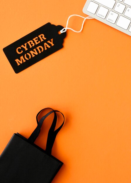 Plano de teclado con etiqueta cyber monday y bolsa de compras