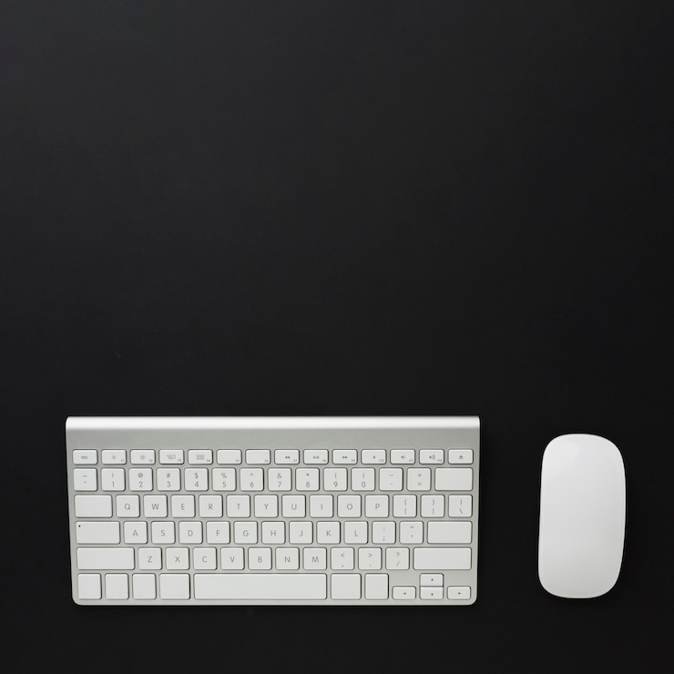 Foto gratuito plano de teclado y mouse en el escritorio