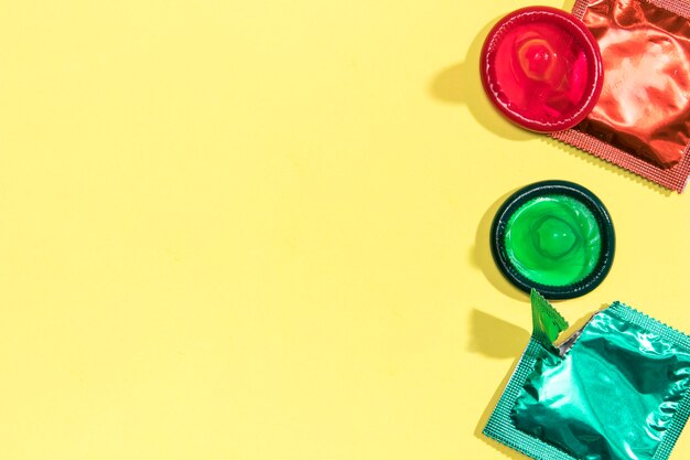 Planos condones coloridos con espacio de copia.