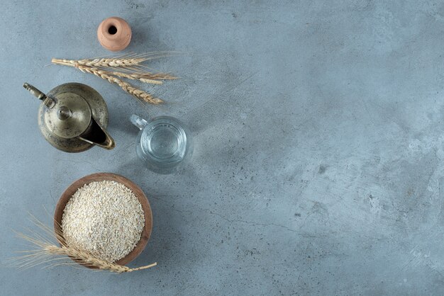 Planta de arroz con hervidor metálico alrededor sobre un fondo azul. Foto de alta calidad