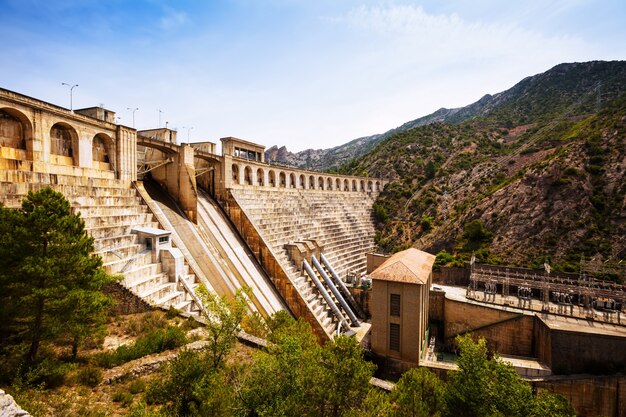 planta de energía de agua en el río Segre