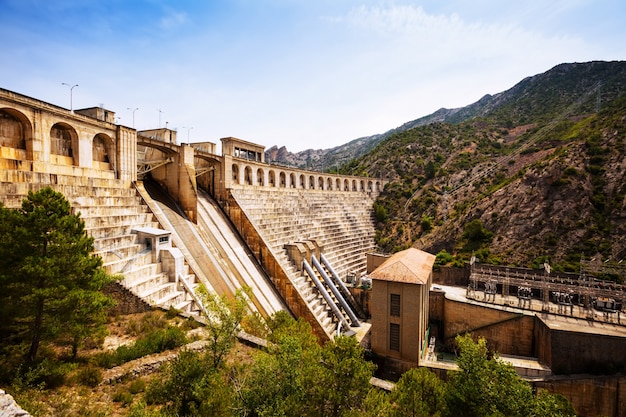 planta de energía de agua en el río Segre