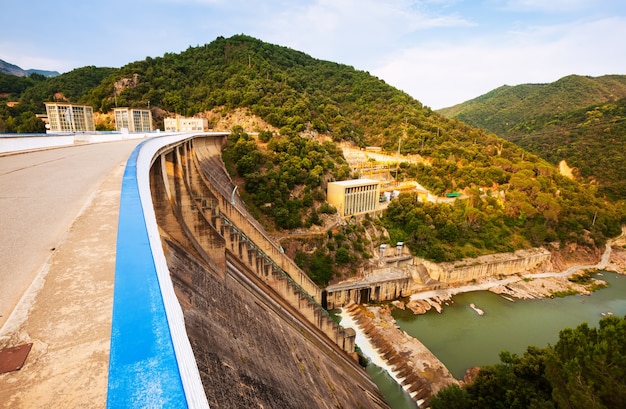 Foto gratuita planta de energía de agua en el río ter