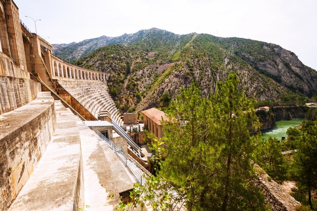 planta de energía en el río Segre