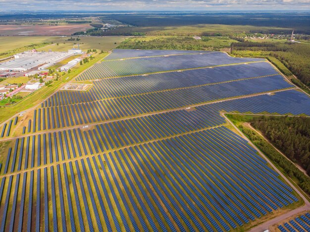 Planta de energía solar en el campo Vista aérea de paneles solares