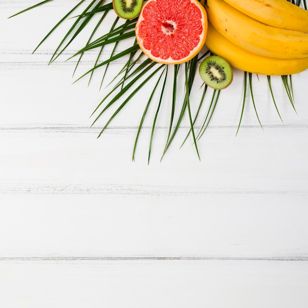 Foto gratuita planta de hojas cerca de frutas exóticas frescas a bordo.