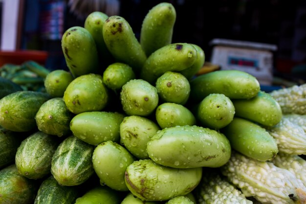 Planta de huevo, pepinos y calabaza amarga en un mercado en la India