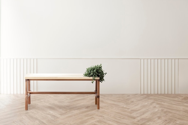 Planta en una mesa de madera en la maqueta de la sala de estar